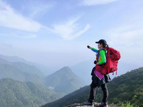 手握两座高耸的山：征服自然的力量